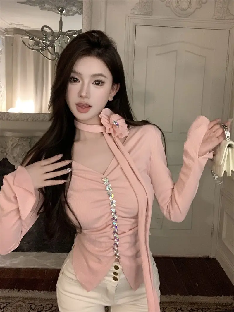 Camiseta de flores con cuello en V y pliegues de chica picante pura, Top corto Irregular ajustado de manga larga para primavera 2025, camisetas sexis elegantes Y2k