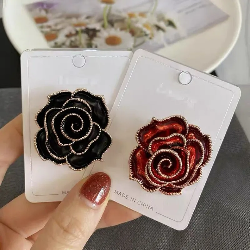 きらびやかなラインストーンを備えた豪華な椿のブローチ、赤いバラのブローチ、ファッショナブルなドロップ釉薬、コートアクセサリー