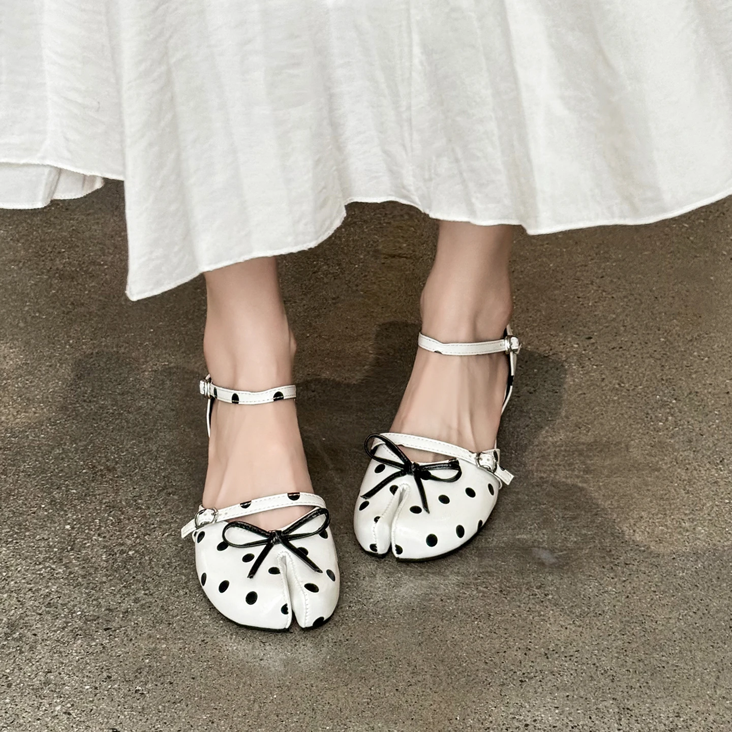 Sandalias Tabi de piel de oveja auténtica para mujer, tacones altos de verano con lazo de lunares y punta dividida, zapatos de cuña de moda para fiesta
