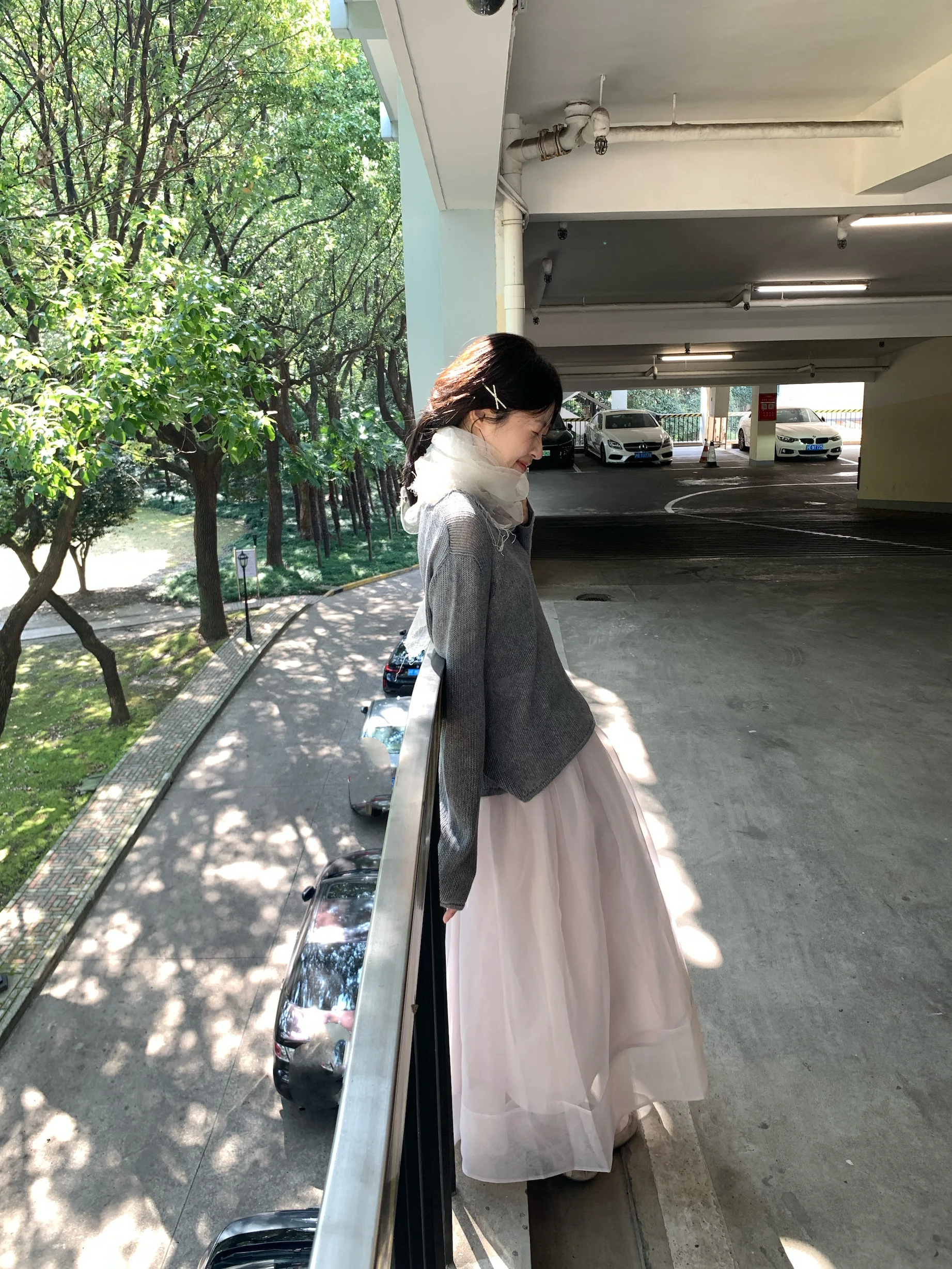 

Серый свободный вязаный свитер Island Knows с вырезом на спине, длинными рукавами и белыми вставками, подчеркивающий весенний образ, женский топ.