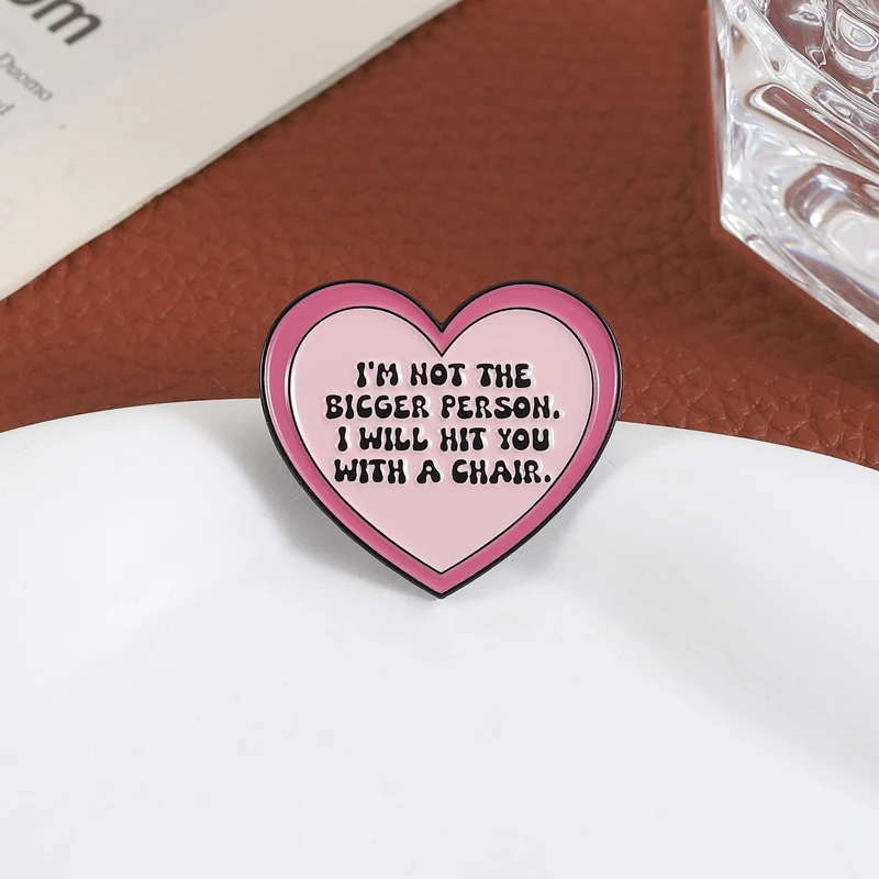 أنا لست الشخص الأكبر المينا دبوس مضحك الفكاهة إقتباس سأضربك مع كرسي الوردي القلب بروش شارة التلبيب مجوهرات هدية