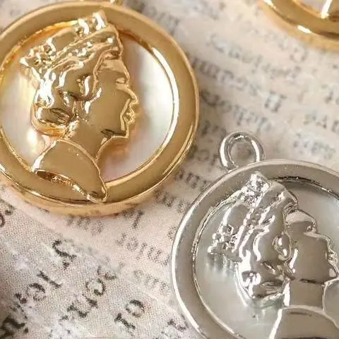 Copper-plated Gold Round White Fritillary Hollow Queen Tag Pendant Charms For Jewelry Making DIY Bracelet Accessories Findings