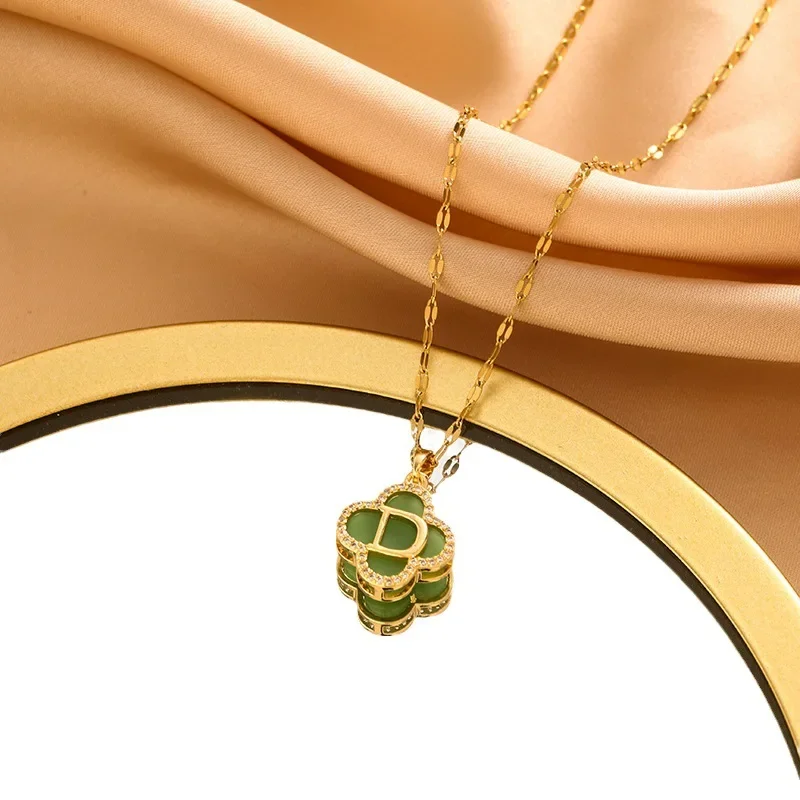 

A new emerald-colored four-leaf necklace with a niche design and a diamond-encrusted collarbone chain