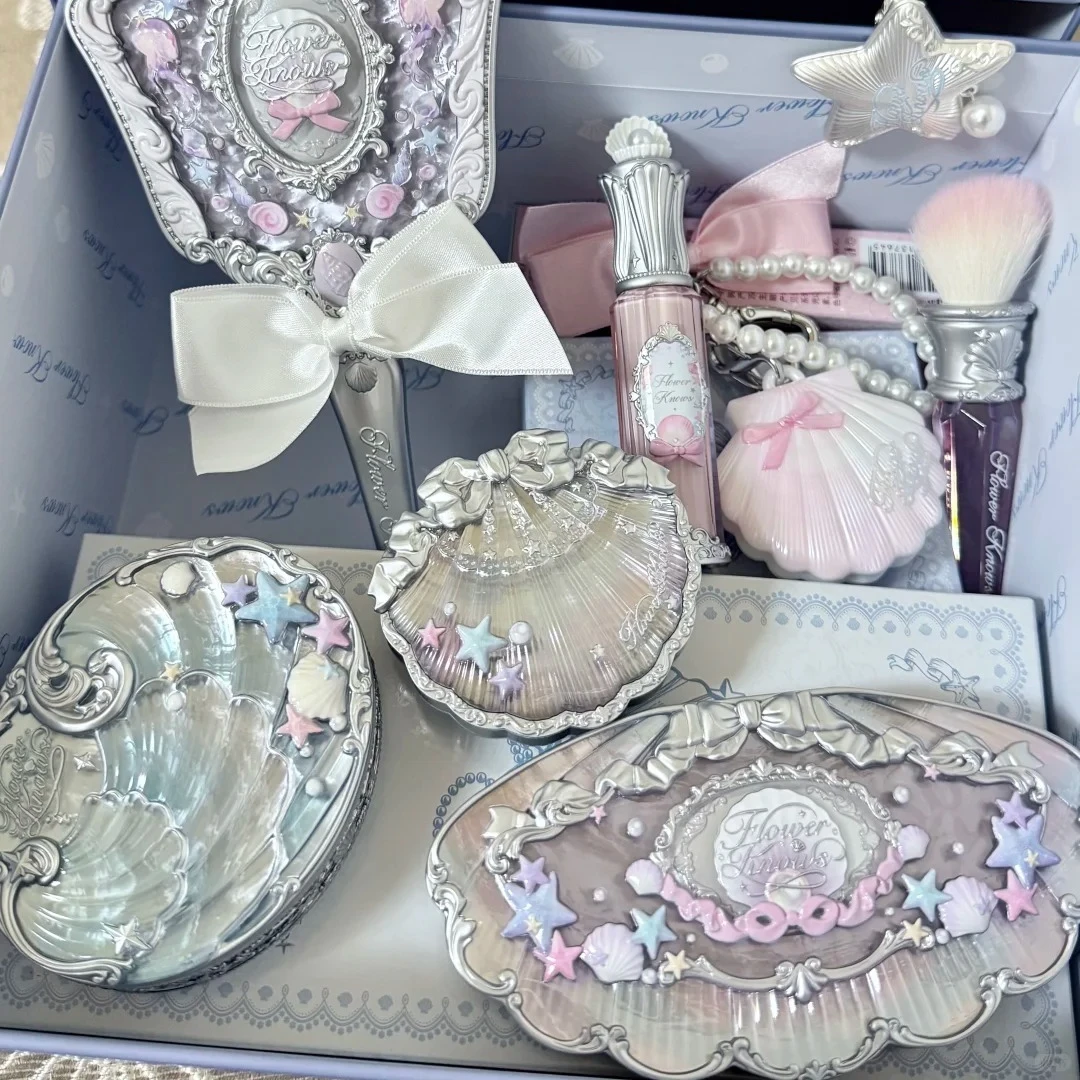 ชุดเครื่องสำอางกล่องของขวัญ Flower Knows Huazhixiao Firefly ประกอบด้วย อายแชโดว์ พาเลทท์แต่งหน้า ลิปกลอส บลัชออน แป้ง พร้อมกล่อง