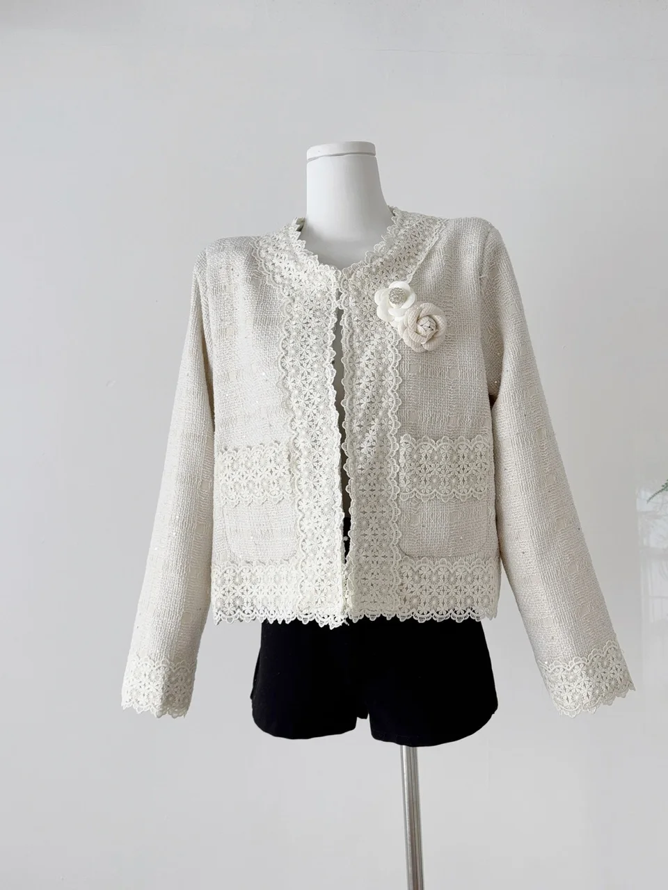 Ele الدانتيل الربط الترتر الأبيض صغير Fraance تويد ort معطف المرأة عادية الأزهار زر علوي حتى الدفء النبات الأزهار