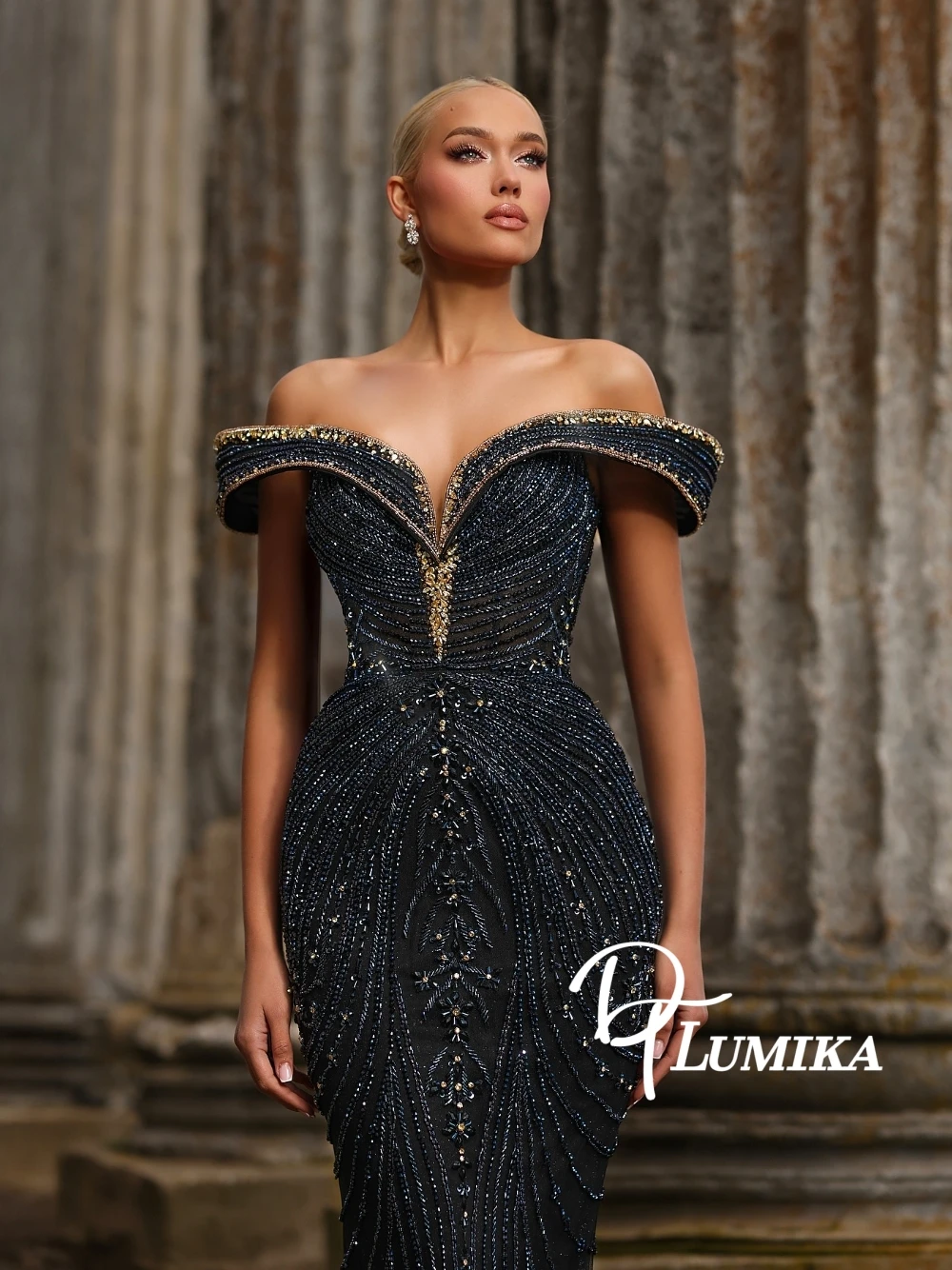 クチュール ネイビーブルー デリケートなビーズ刺繍 オフショルダー マーメイド イブニングドレス キラキラ輝くマキシドレス 高級な特別な機会やレッドカーペットに