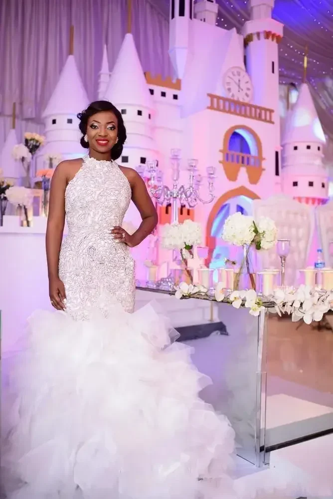 

Customized Halter Sleeveless Lace Appliques Mermaid Wedding Dresses Backless Tiered Ruffles Bridal Gowns Robe De Mariée