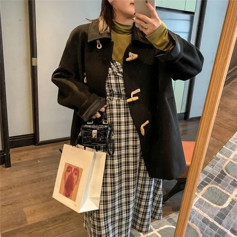 

Короткое женское черное шерстяное пальто, осень-зима, новое корейское элегантное повседневное пальто с роговыми пуговицами средней длины, верхняя одежда