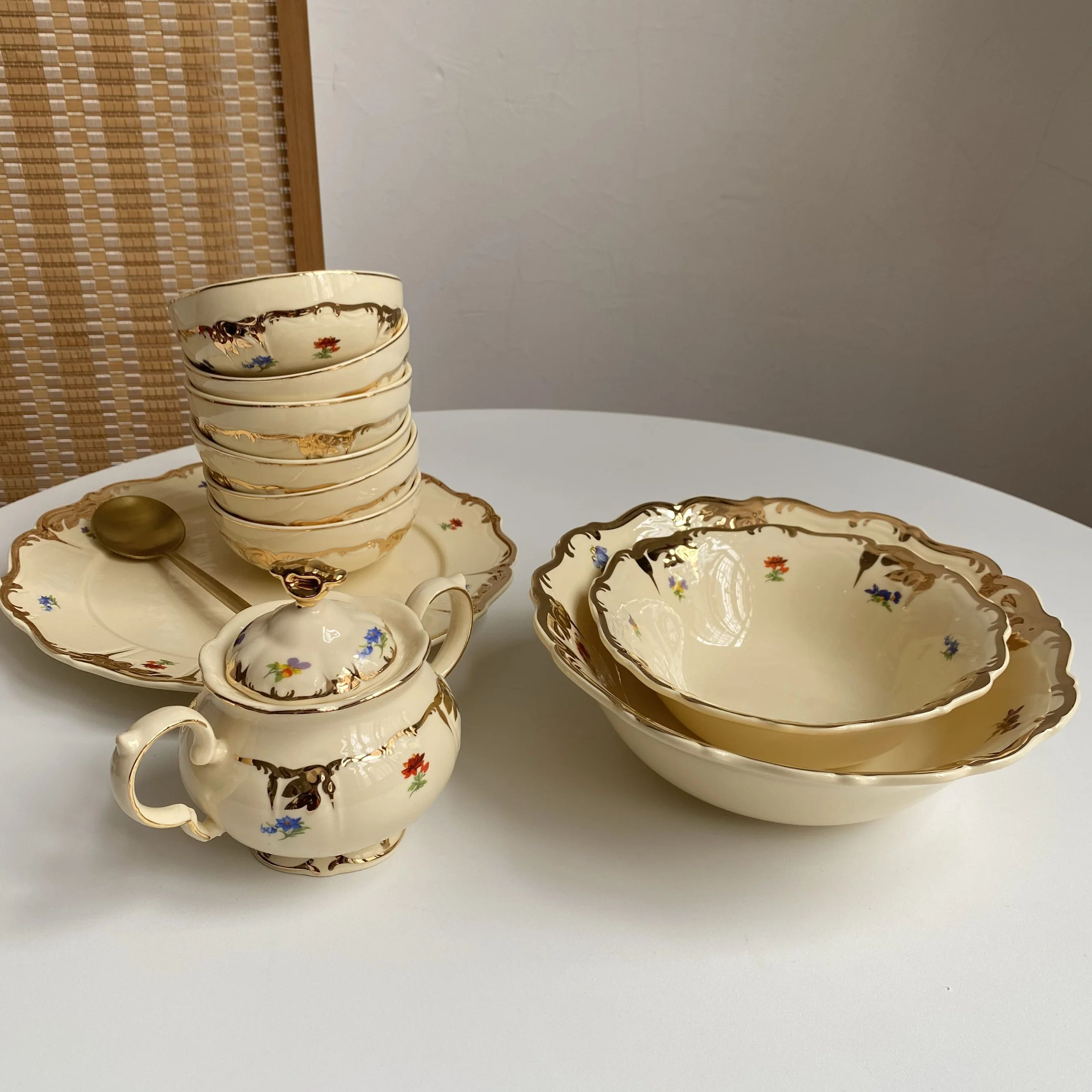 High end luxury tableware, lace soup bowls, luxurious heavy industry, gilded flower rice bowls, noodle bowls, steak plates