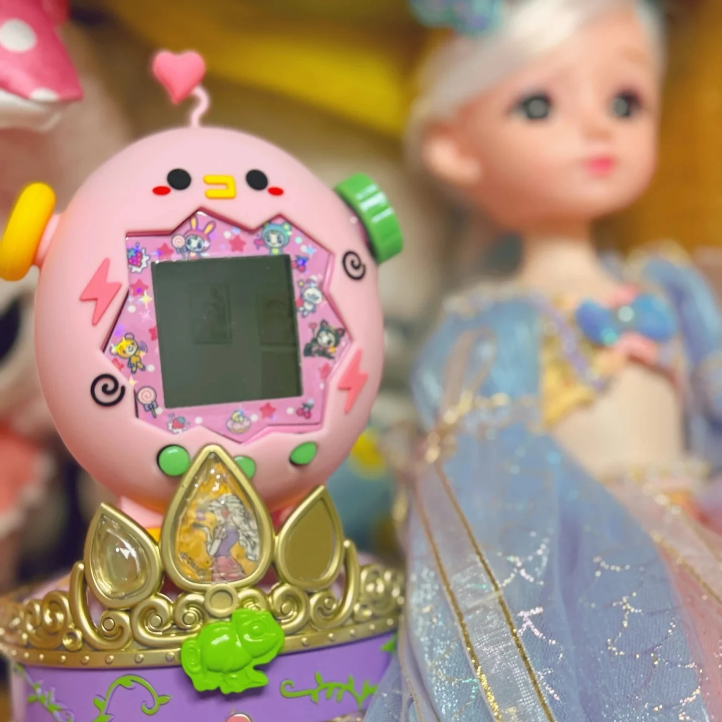 

В наличии Tamagotchi Happy Park Paradise.J силиконовый защитный чехол стоячий корпус настольный набор украшений подарок на день рождения игрушечная фигурка