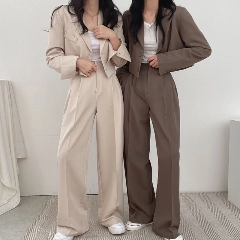 シックなショート丈ノースリーブジャケットとハイウエストワイドレッグパンツのツーボタンクラシックカラーファッションセット（若い女性向け）