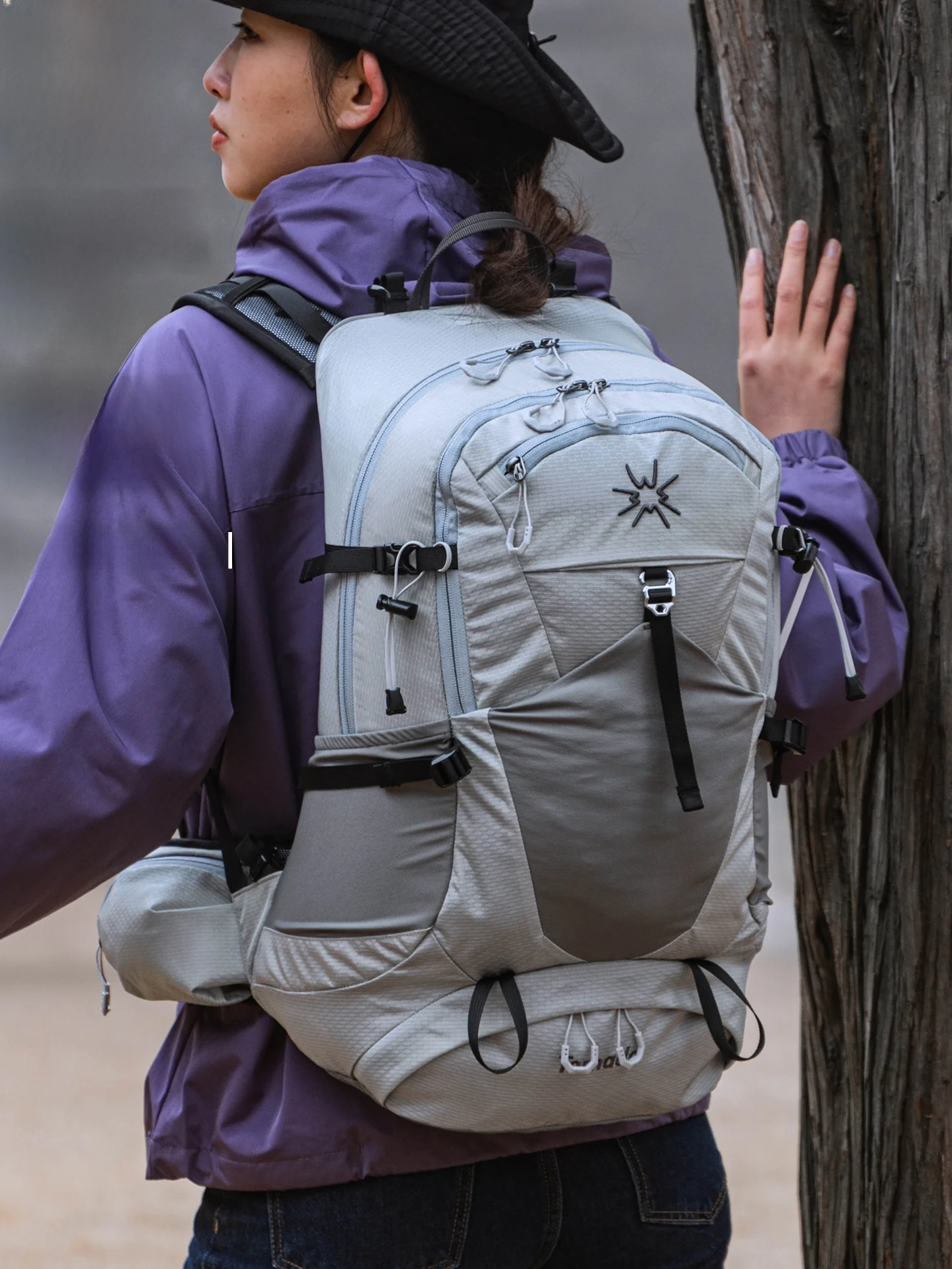 

Outdoor Climbing Bag 30L Wooden Mountain Style Unisex Lightweight Double Shoulder Hiking Backpack with Water Bottle Holder