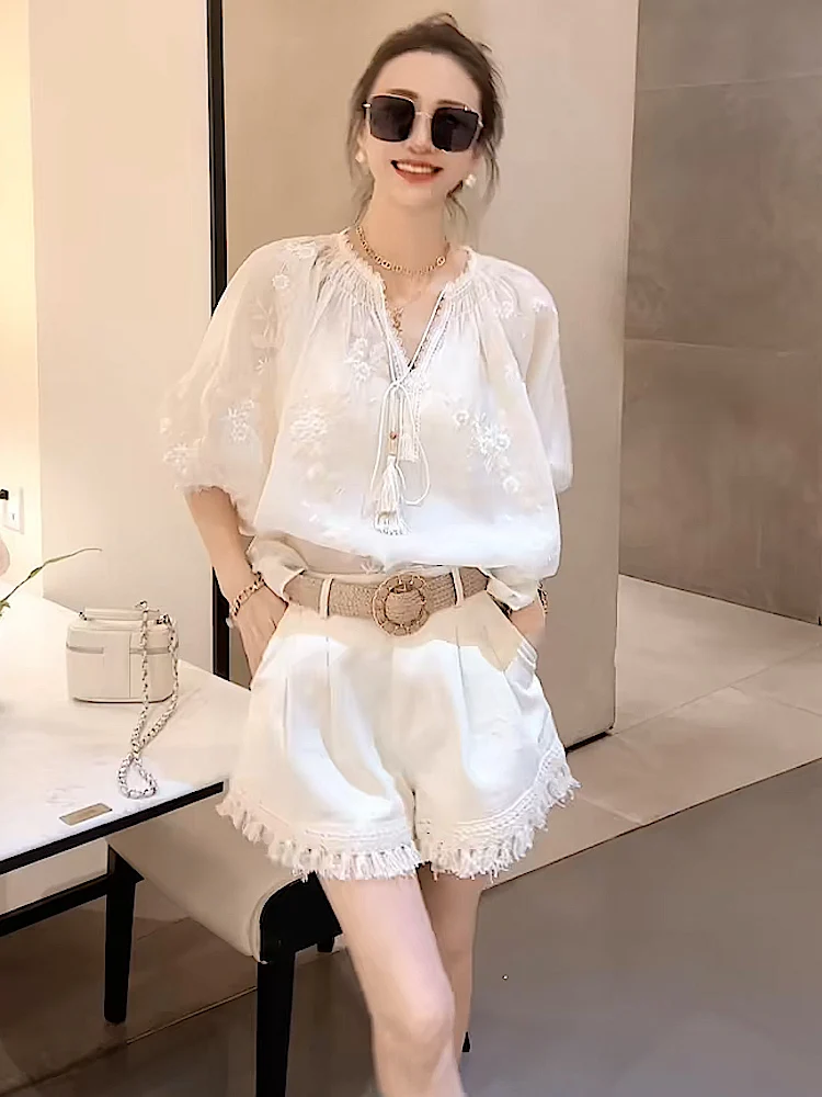 

Fashionable White Lantern Sleeve V-Neck Women's Set Summer 2026 Slimming Top And Denim Shorts Two-Piece Ensemble Cotton Blend