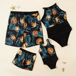 Combinando swimwear com estampa de flores para a família, biquíni para mãe e filha, calção de banho para mãe e filho