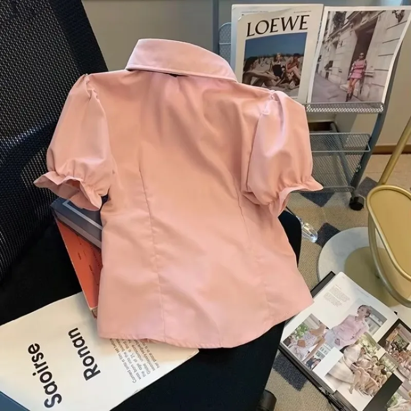 قمصان نسائية برقبة على شكل طية صدر السترة وردية حلوة Y2k بلوزات ذات خصر نحيف مكشكشة واحدة الصدر 2205 بلوزات صيفية جديدة بأكمام قصيرة