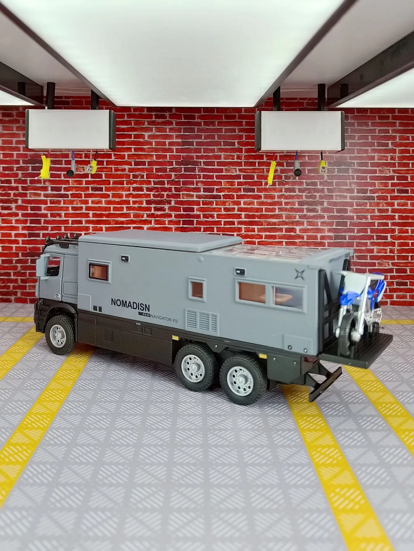 1:32 مرسيدس بنز شاحنة سبيكة على الطرق الوعرة نموذج سيارة سيارة، سيارة توجيه، هدية ردود الفعل الصوتي والضوء، يمكن فتح الأبواب #5