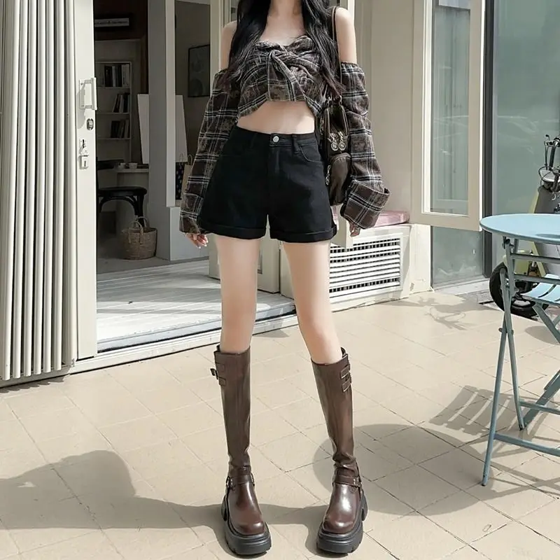 

Черные джинсовые шорты с высокой талией и подвернутым краем для невысоких, больших размеров, 2024 Newa. Свободные, стройнящие шорты-хотпэнты с широкими штанинами.