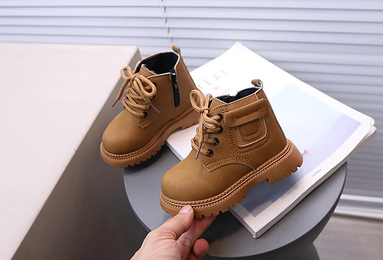 2026 Herbst Neue Kinder-Lederstiefel für Jungen Einfarbig Vielseitig Atmungsaktiv Schlichte Kinder-Kurzstiefel für Mädchen Lässig Einfach – Detail 14