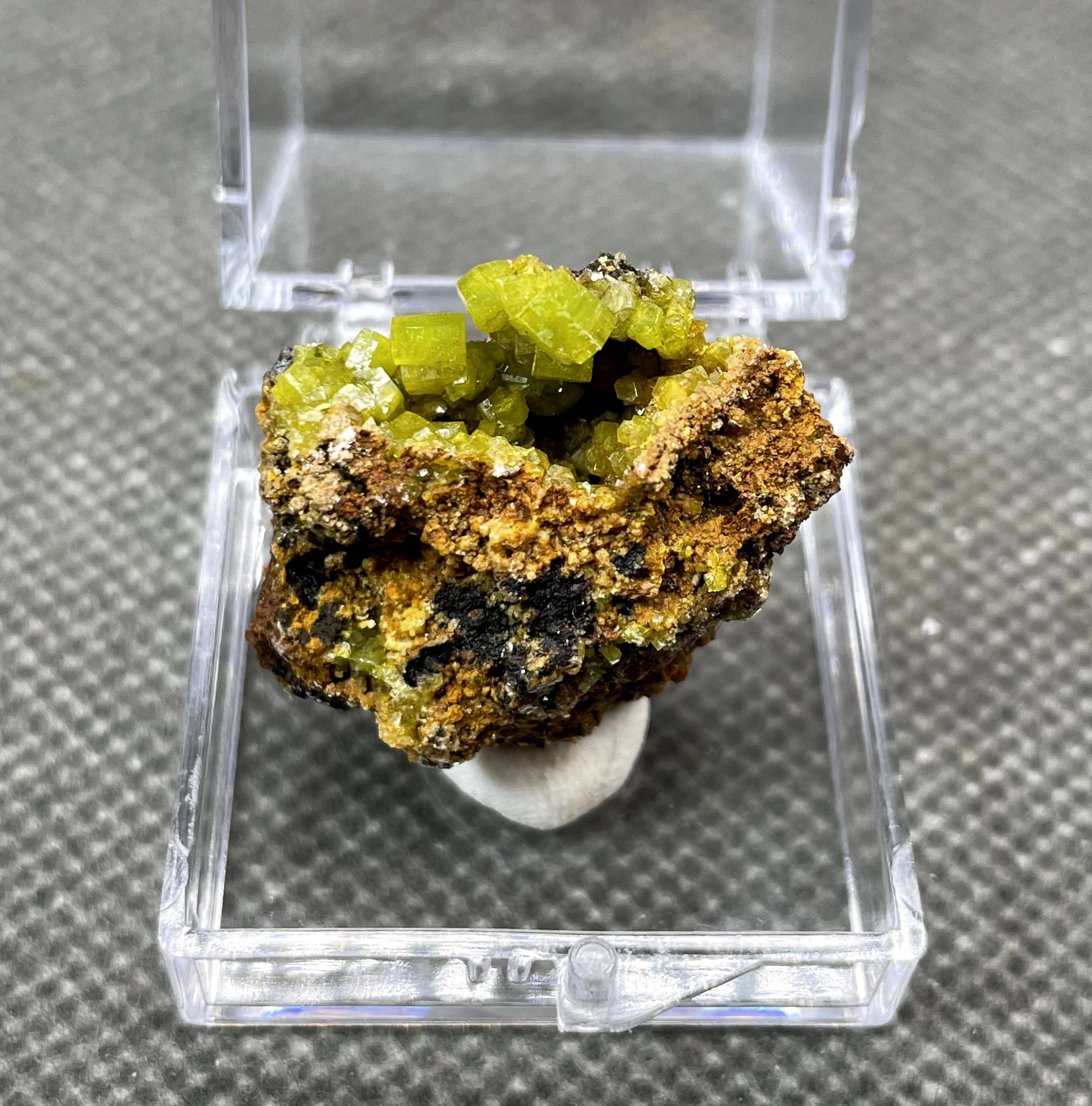 NEW! 100% Natural Pyromorphite mineral specimen stones and crystals collection gemstones quartz (box size 3.4 cm)