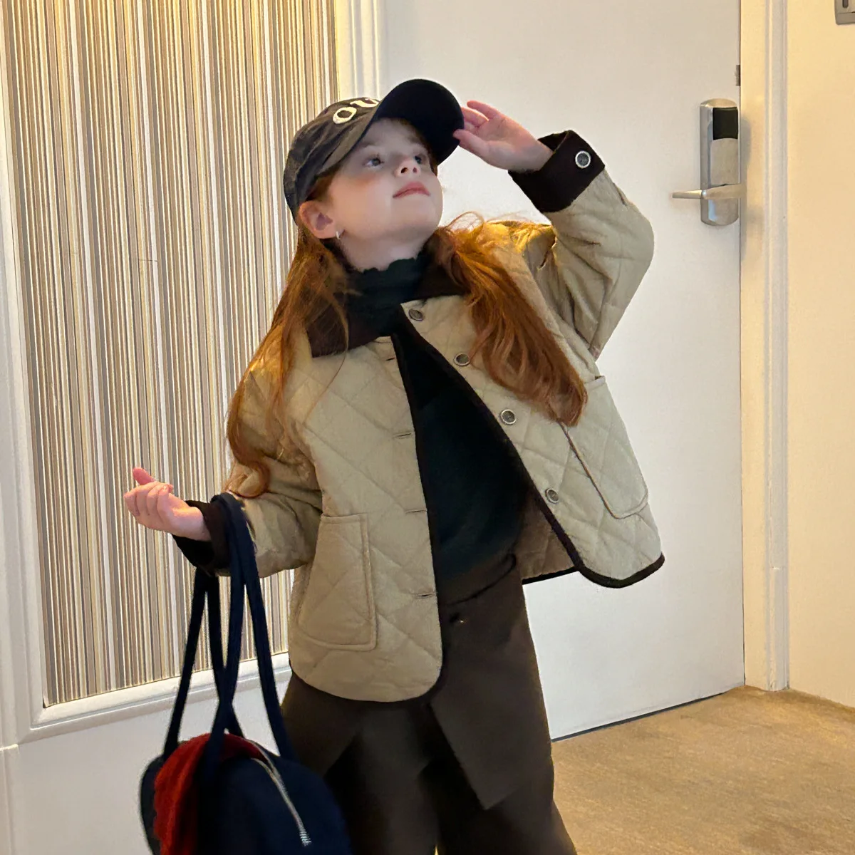 

Верхняя одежда для девочек, зима 2025 года, корейский стиль, легкая короткая хлопковая куртка с ромбовидным воротником для повседневного отдыха, простая теплая мода