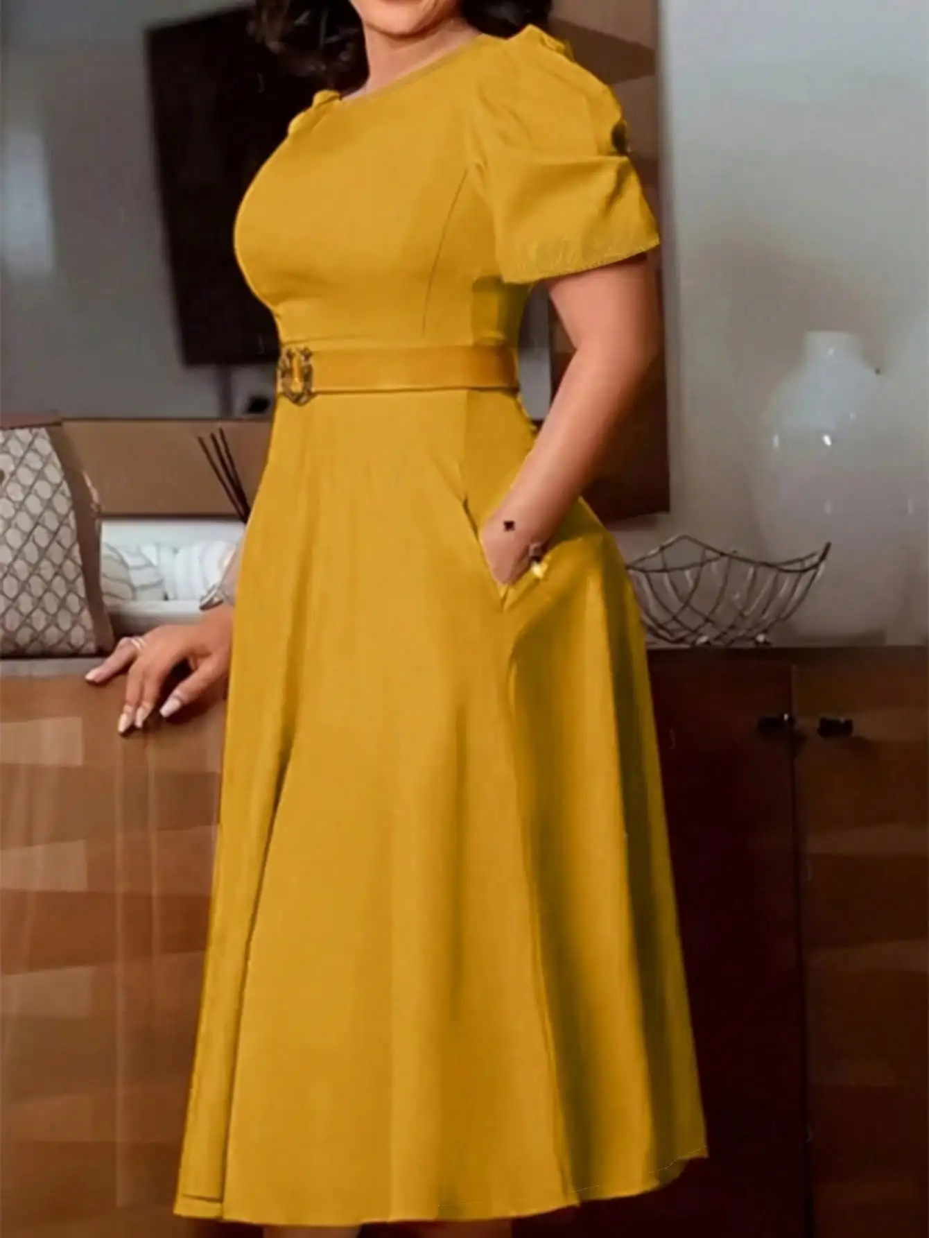 Vestido midi amarillo mostaza con mangas abullonadas, bolsillos laterales y cintura con cinturón