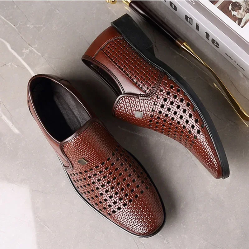 Sandalias de cuero para hombre, zapatos informales de suela suave, transpirables, de negocios, de tacón bajo, con agujeros