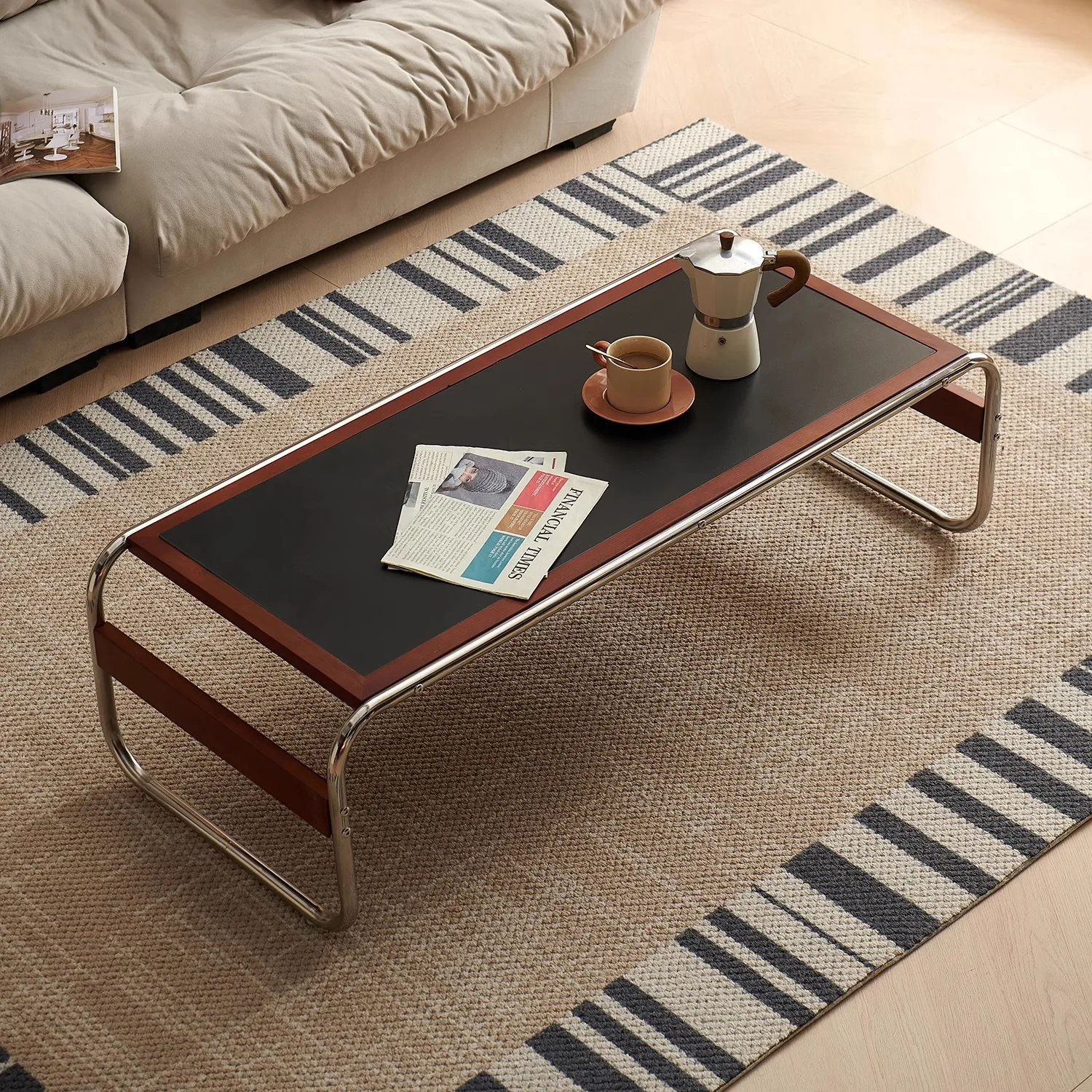 中世のレトロなティーテーブル、小さなアパートの組み合わせ、子供と母親のコーヒー、リビングルーム、中世のミニマリストのロックボードコーヒー