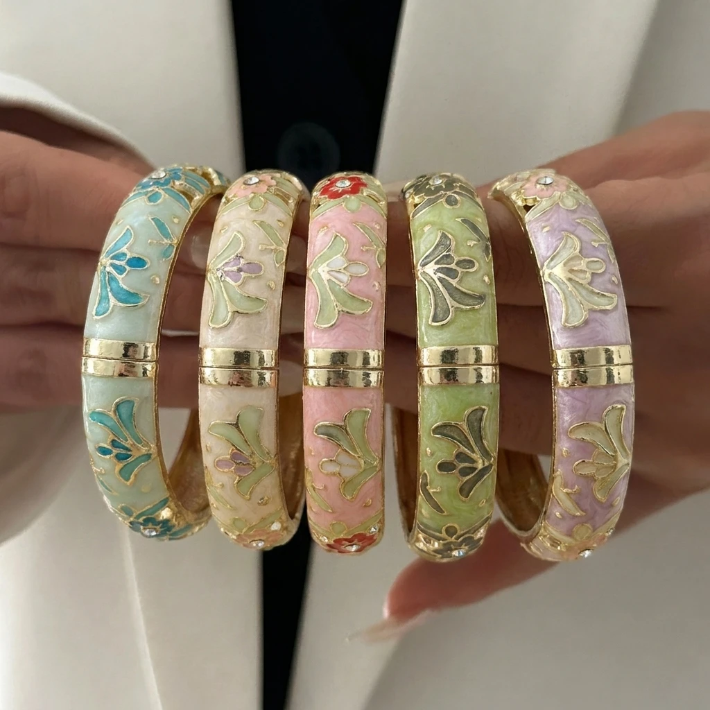 Trendige breite, hohle Emaille-Armreifen für Damen im chinesischen Stil, luxuriöses Cloisonné-Armband mit Federverschluss, Charms, Partyschmuck