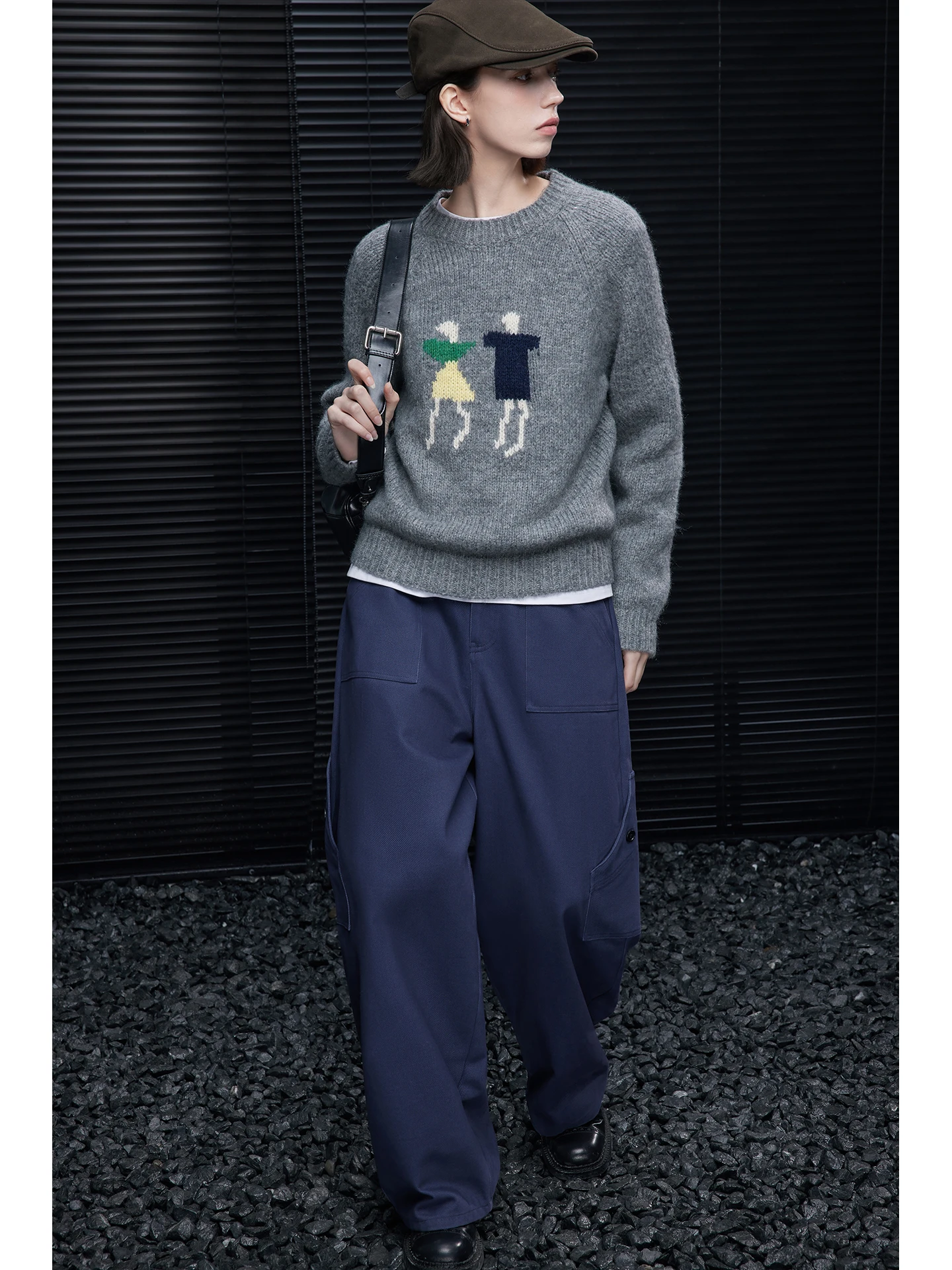 

Женский вязаный свитер-пуловер с круглым вырезом, свободного кроя, с длинными рукавами, в стиле уличной моды, создающий ощущение роскоши и элегантности.