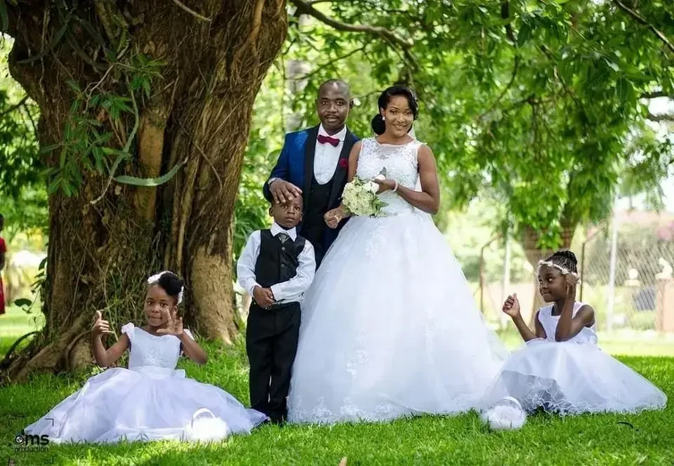 Abito da sposa abito da ballo con applicazioni in pizzo senza maniche personalizzato con cintura in rilievo Abiti da sposa vintage da giardino taglie forti