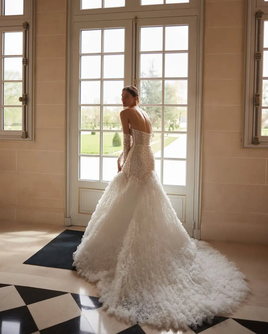 Glänzende Pailletten-Trompeten-Brautkleider, schickes trägerloses Pailletten-Meerjungfrau-Brautkleid, wunderschönes Brautkleid mit Rüschenfalten und Schleppe