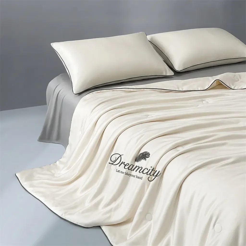 A single piece of cool summer quilt, featuring silky softness, lightness, breathability, and skin-friendliness, crafted with emb