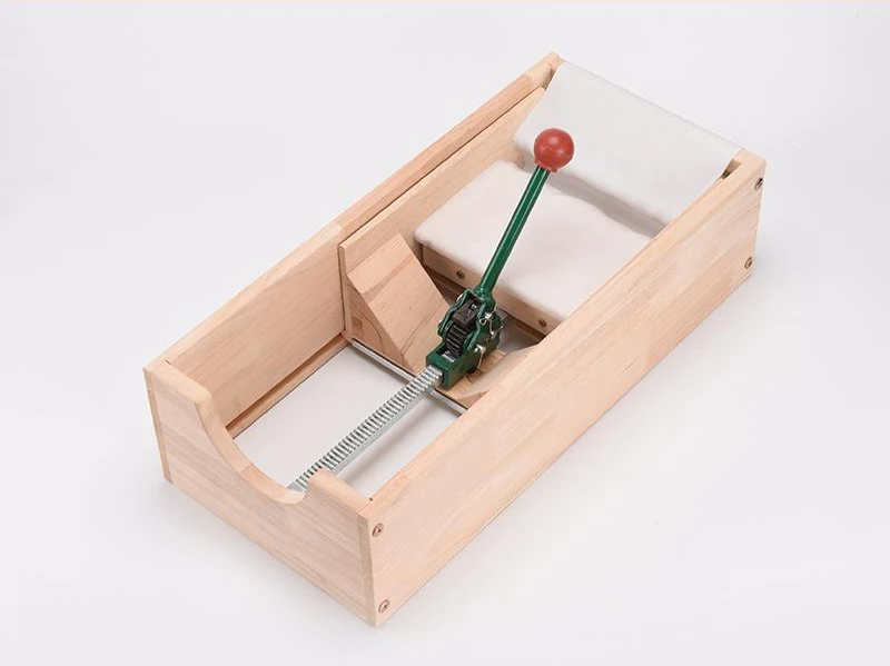 Hand-made household moxa stick rolling machine semi-automatic homemade processing moxa stick rolling machine as a tool