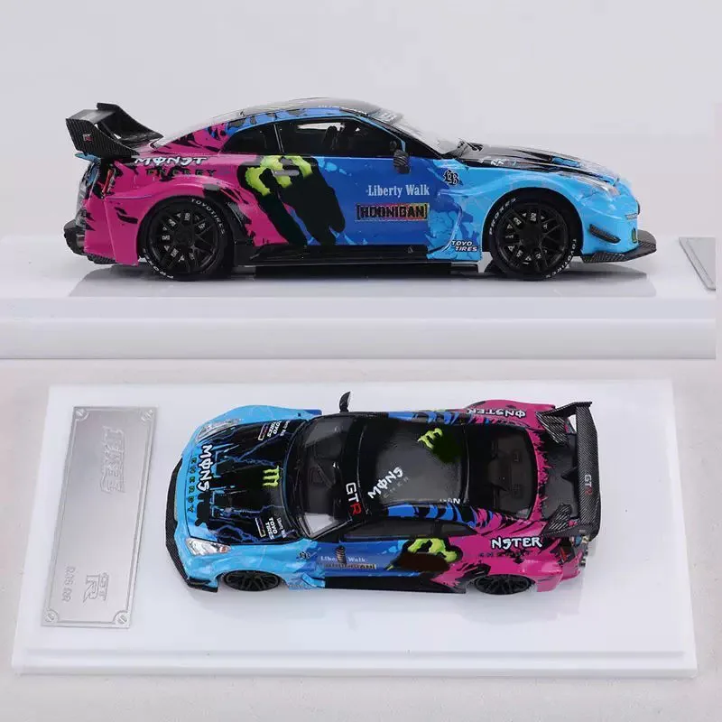 

Diecast 1:64 Alloy GTR R35 RR Painted Car Model With Dolls Holiday Special Decorated Holiday Gifts Toys Souvenir