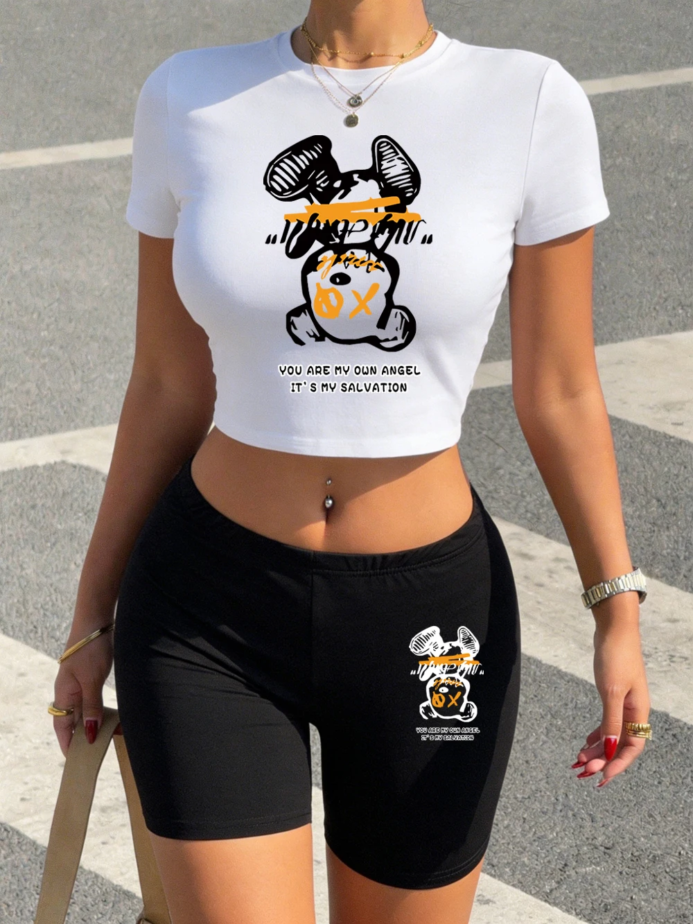 

Модный комплект из двух предметов: укороченный топ и шорты с принтом мультяшного медведя «Ты мой ангел», женский, облегающий, с круглым вырезом, высокоэластичный, мягкий.