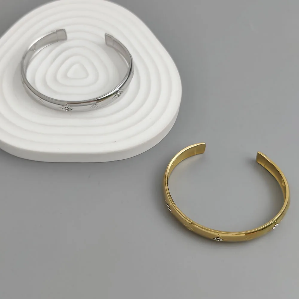 التصميم الأصلي سوار نسائي من الفولاذ المقاوم للصدأ مطلي بالذهب من الزركون بأربع أوراق البرسيم، مقاوم للماء وخالي من الصدأ، سوار للزوجين