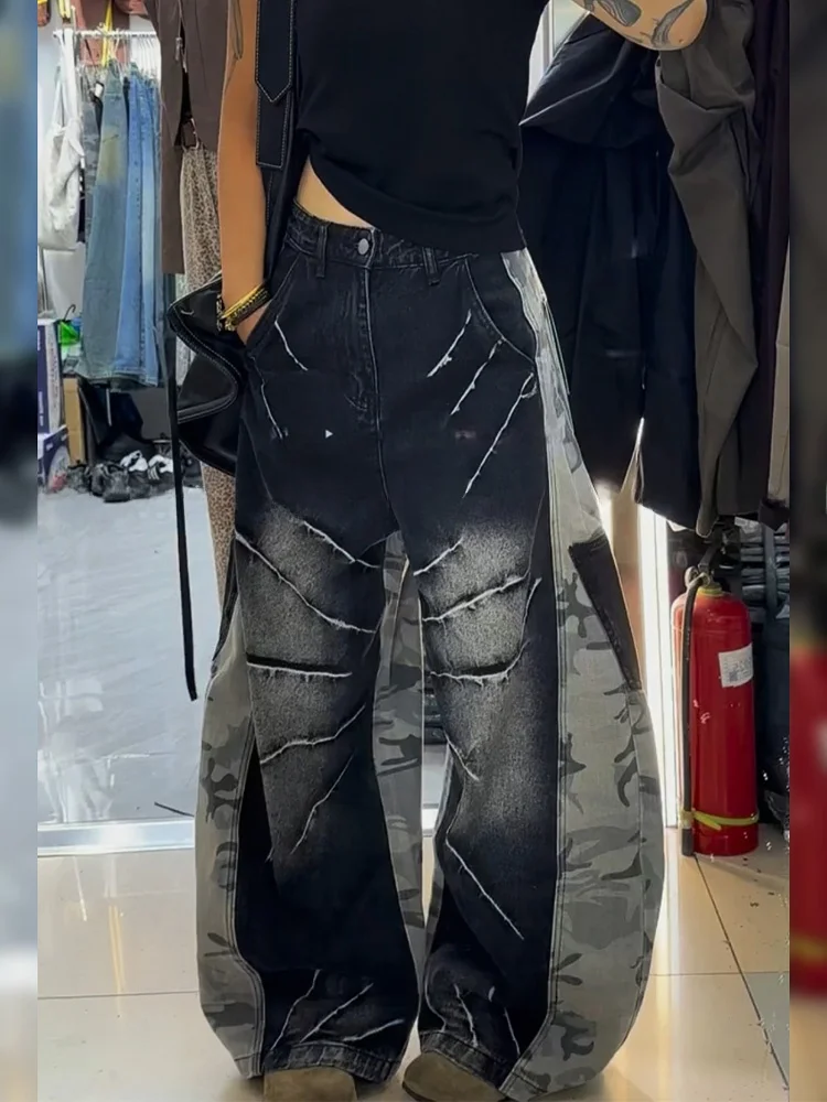 

Джинсы в американском стиле с эффектом потертости, камуфляжными вставками, высокой талией, свободного кроя, женские, с большими карманами, удлиненные, с декоративными вырезами