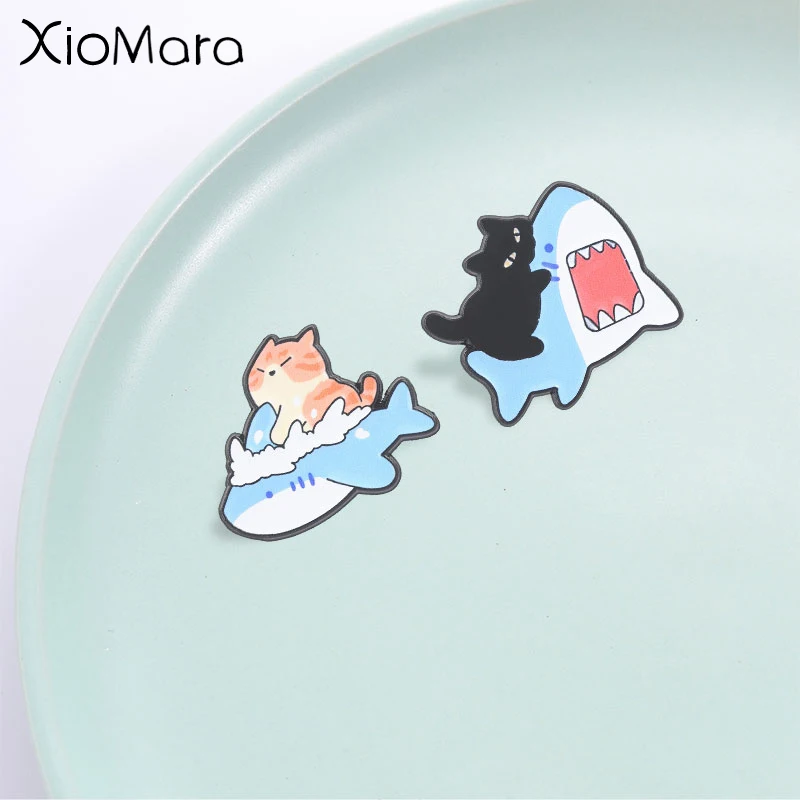 Niedliche Katzen- und Hai-Emaille-Anstecknadel, Cartoon-Katze auf Hai-Badge, Modisches Accessoire, Perfektes Geschenk für Katzen- und Hai-Liebhaber