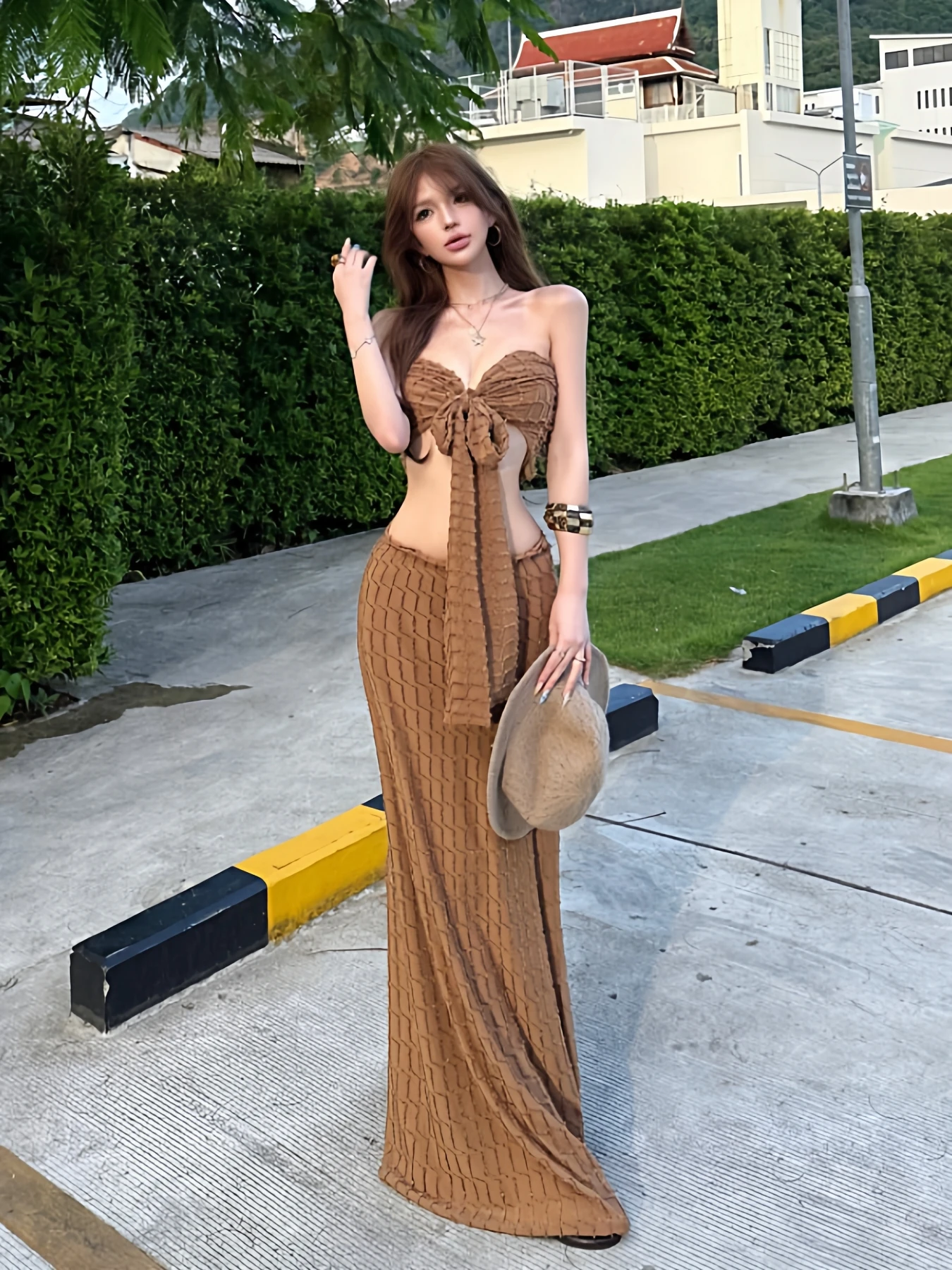 

Летний комплект в островном стиле: клетчатый топ без бретелек с завязками на шее и юбка из дышащего полиэстера с низкой талией