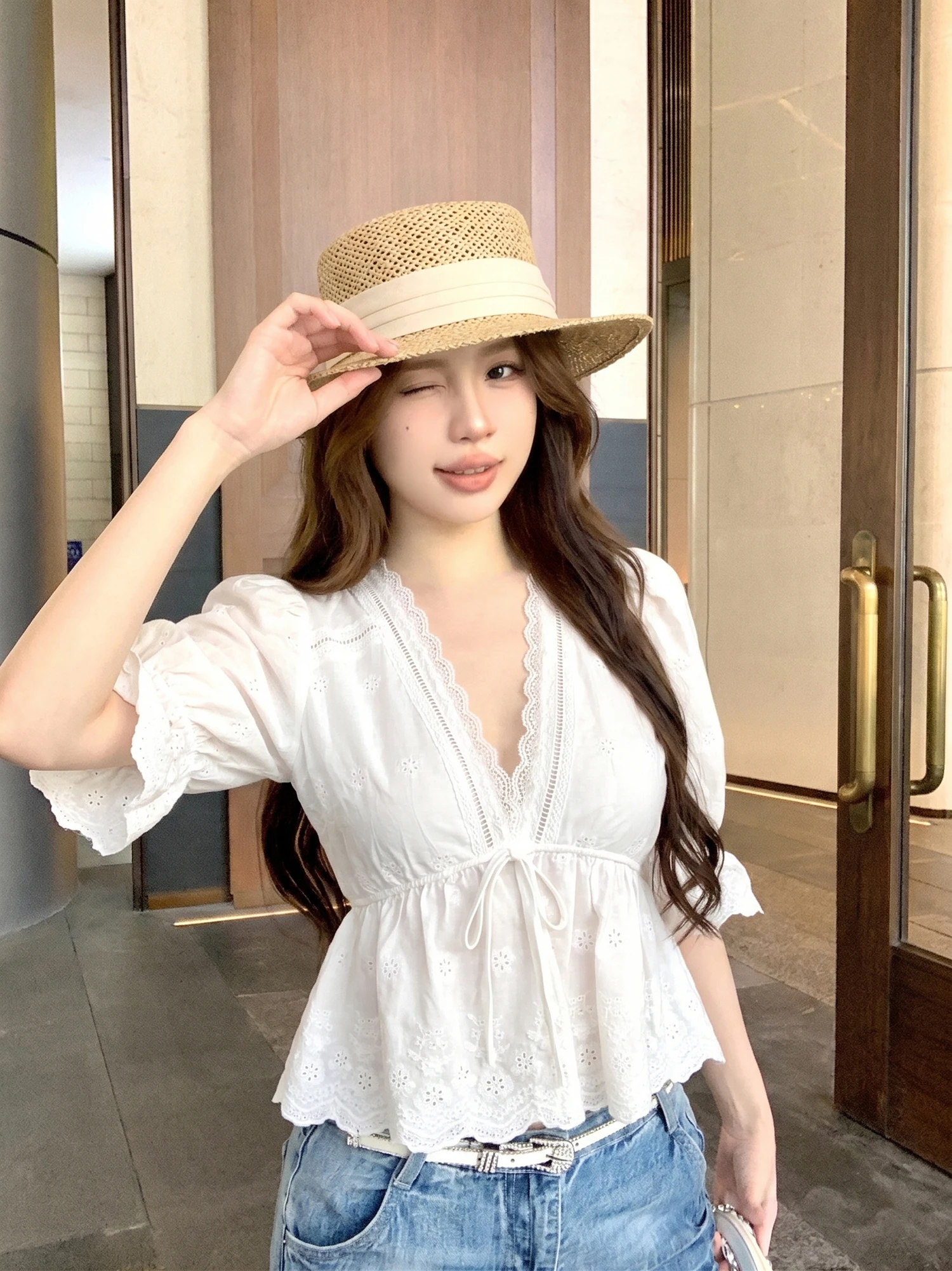 

Kumikumi Pure Desire White Embroidered Lace V-neck Shirt Women's Fashion Summer New Belted Flared Sleeve Top