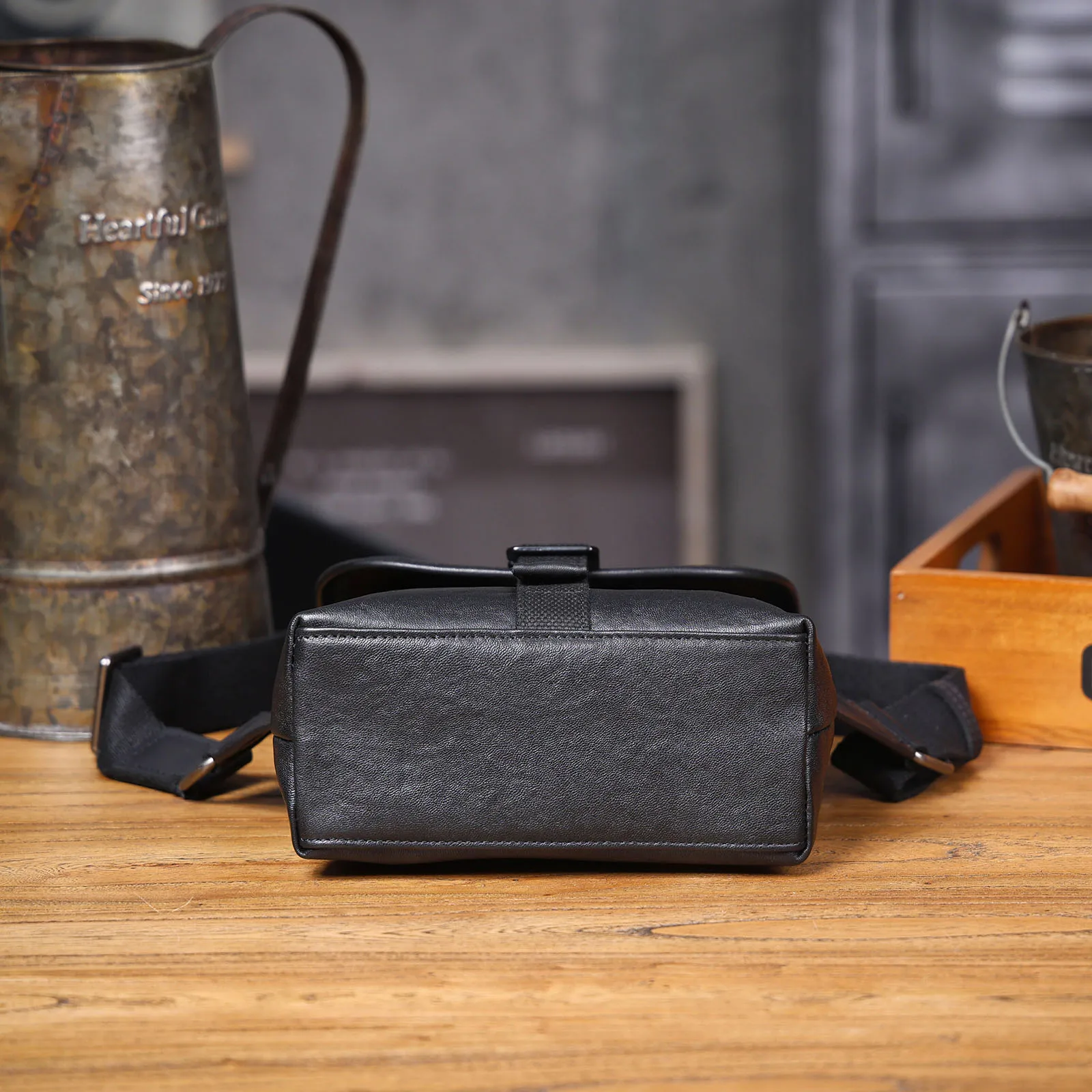 S.WORKER Modische Echtleder-Umhängetasche für Herren, Vollnarbig, Trendige Casual-Crossbody-Tasche, Mini-Umhängetasche für Handy und Schlüssel – Detail 10