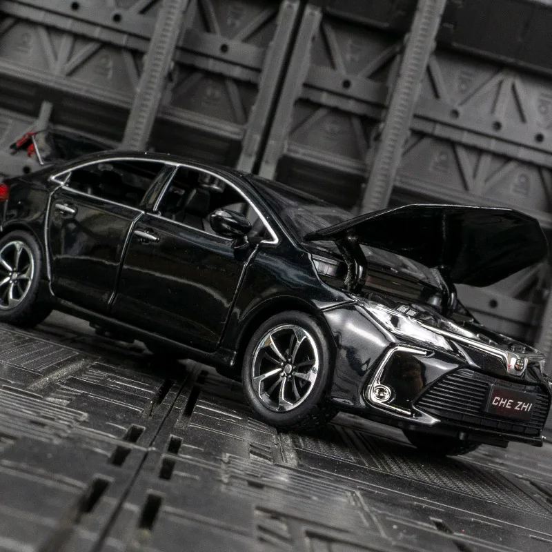 1:32 Toyota Corolla 합금 모델 장식품 컬렉션 어린이 선물 문은 음향 광학 풀백 장난감을 여길 수 있습니다.