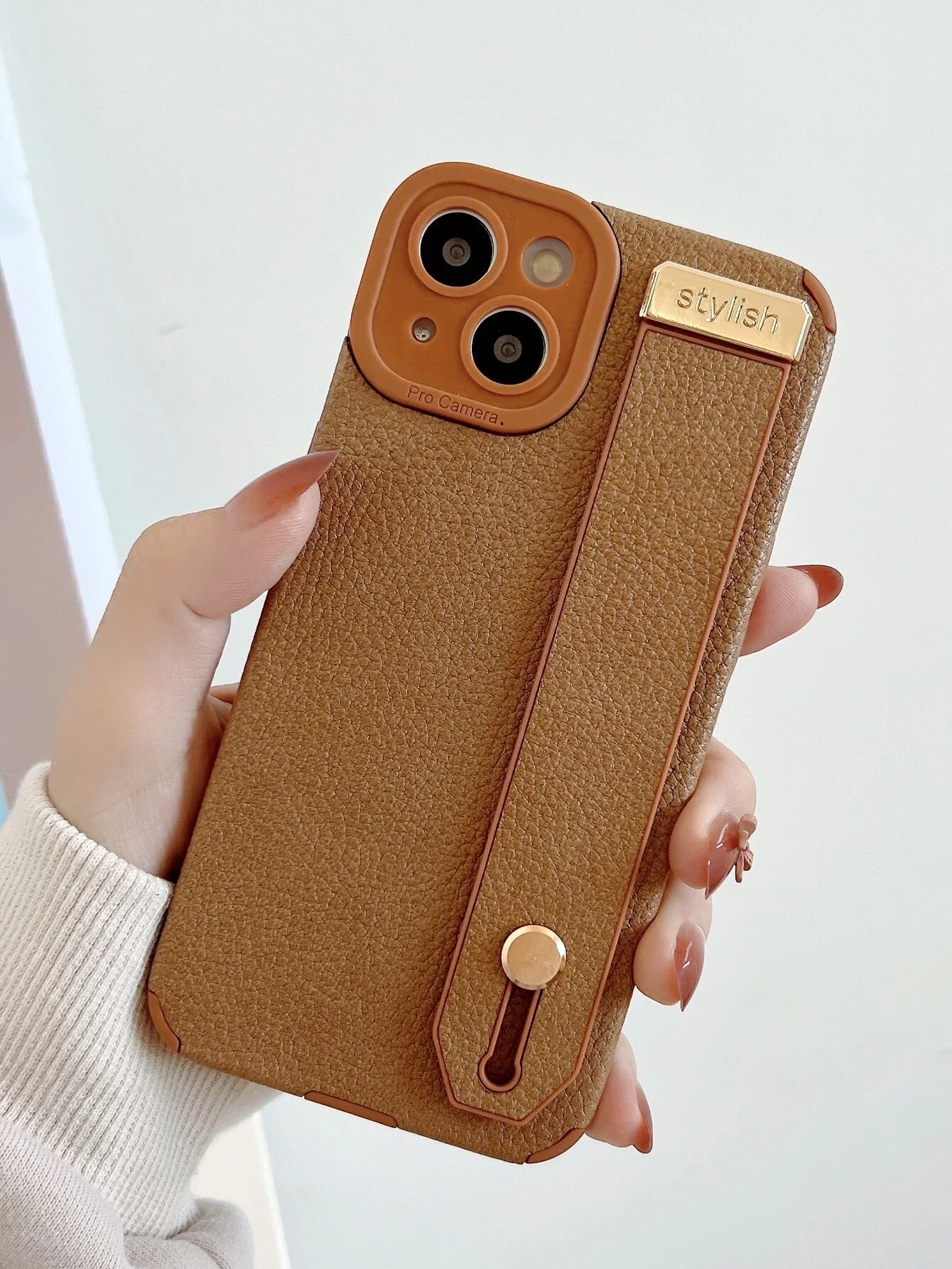 

1pc Khaki Solid Color Lychee Pattern Wrist Strap Phone Case Compatible With 15pro
