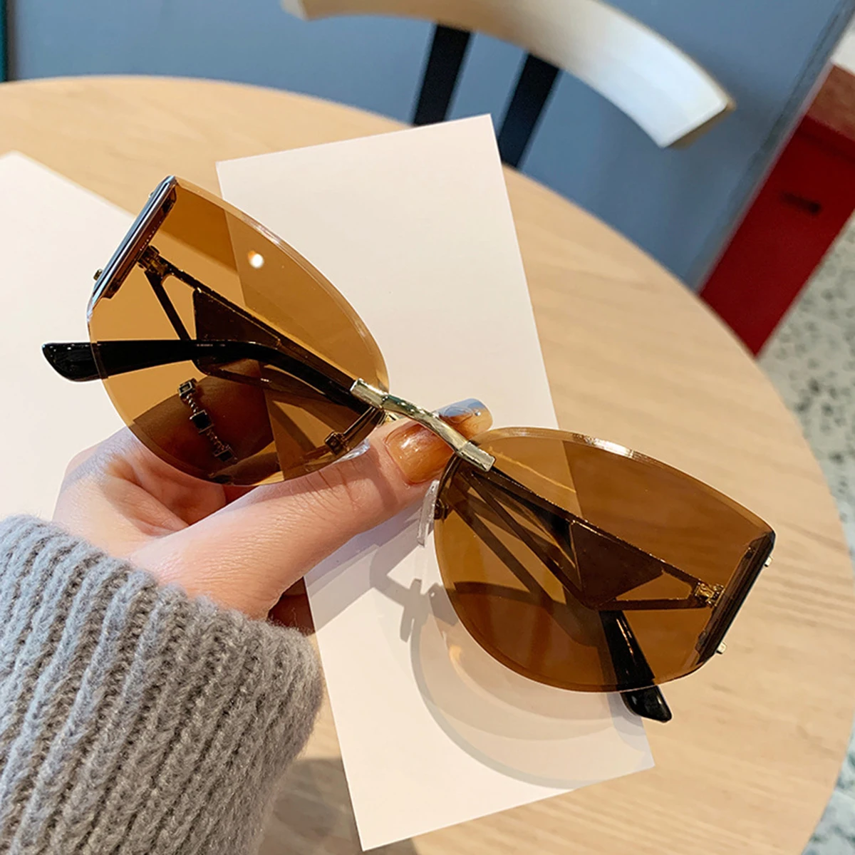 

Technology Sense Sunglasses Curved Sunglasses Advanced Sense Hollow Metal Frame Bending Curved Sunglasses Joker Glasses