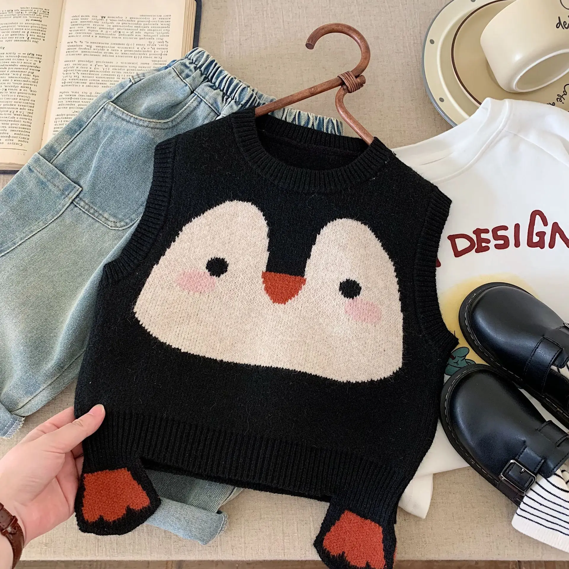 

2025 Children's Cute Sweater Knitted Vest Women's Treasure Autumn Versatile Crew Neck Sleeveless Wear Shoulder Men's Vest