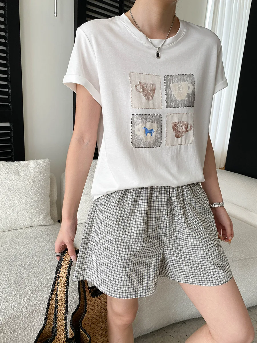 Sommerliche Damen-Shorts im Retro-Stil mit kontrastierendem Karomuster, elastischem Bund, lockerer Passform, schlankmachendem Effekt und weitem Bein. – Detail 3