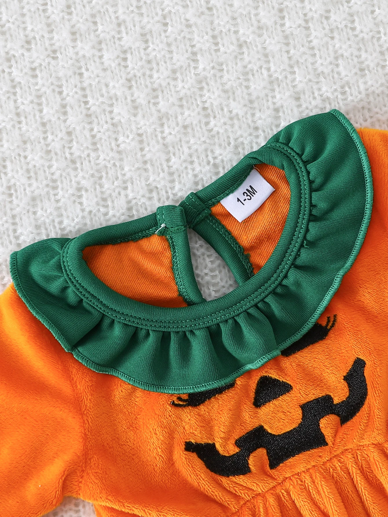 2-teiliges Halloween-Kostüm-Set für Babys, Mädchen, flauschiger Langarm-Body mit Rüschenkragen, Kürbisgesicht-Stickerei, Rock und Stirnband – Detail 3