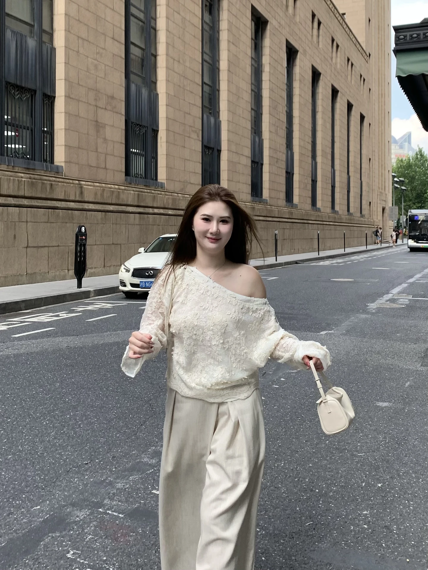 

ChubbyGirl Autumn Lace Trim oulder Design Casual Sle Women's T-irt Floral Embroidery Slimming Effect V-Ne Cotton Top