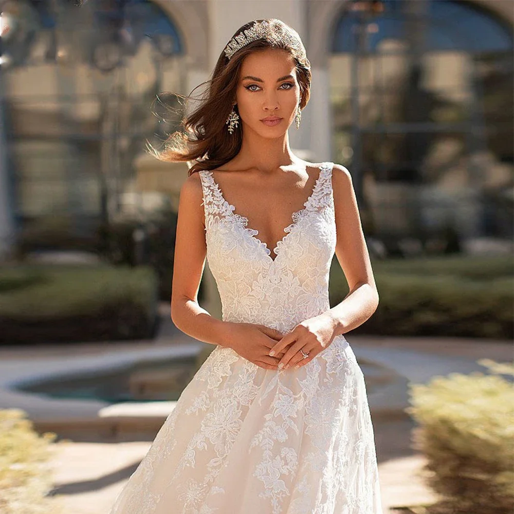 Bohemian Sexy V-neck Sleeveless Wedding Dress Elegant And Romantic Lace Decal A-line Bridal Gown Customization
