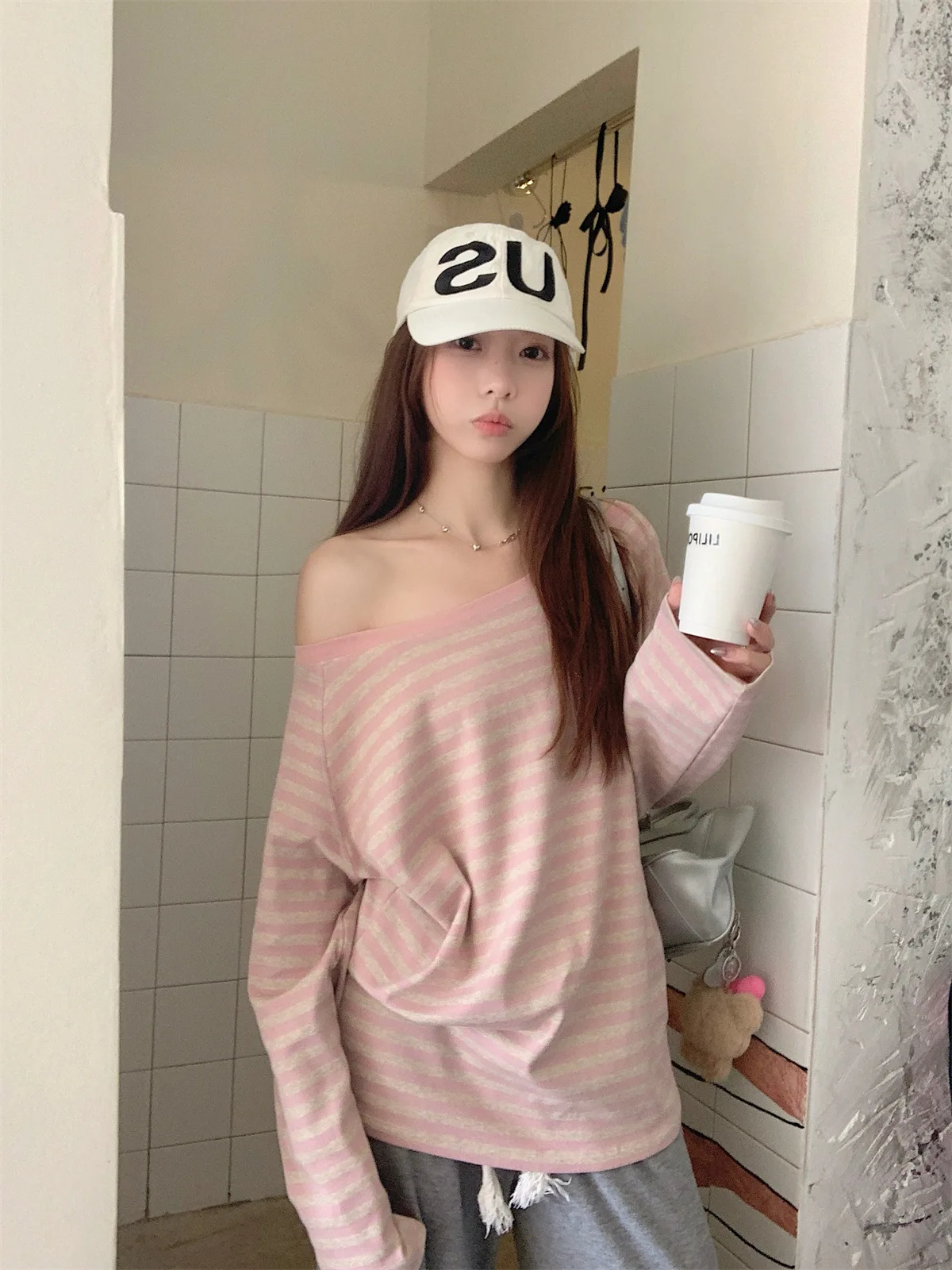 Neues Damen-Herbst-Oberteil: Locker geschnittenes, gestreiftes Off-Shoulder T-Shirt für Studentinnen – Langärmliges Oberteil mit schrägem Schulterdesign für Mädchen und Frauen, lässiges Basic-Shirt – Detail 3